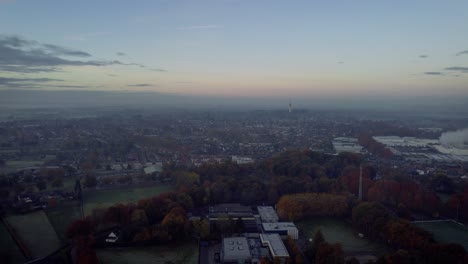granja helmond archivada con un amanecer en el fondo.