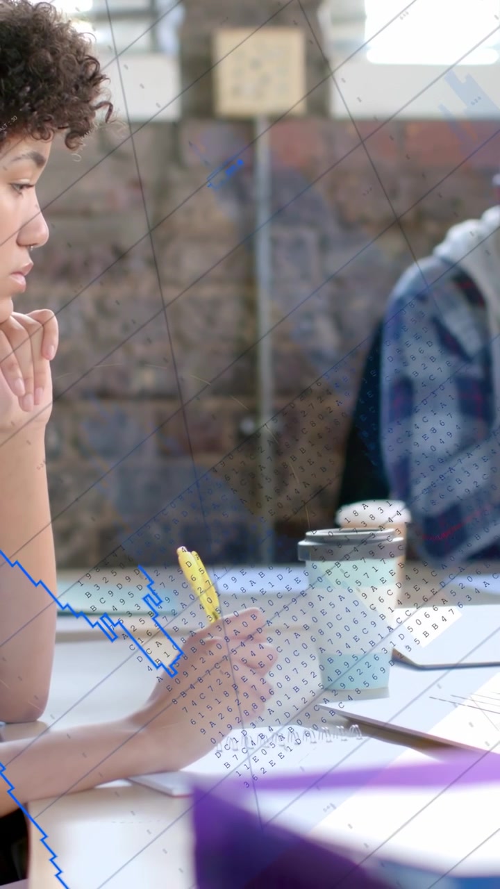 Video verticale: Donna che prende appunti, il movimento della penna crea un grafico a linee blu sovrapposto alla mano per il business.