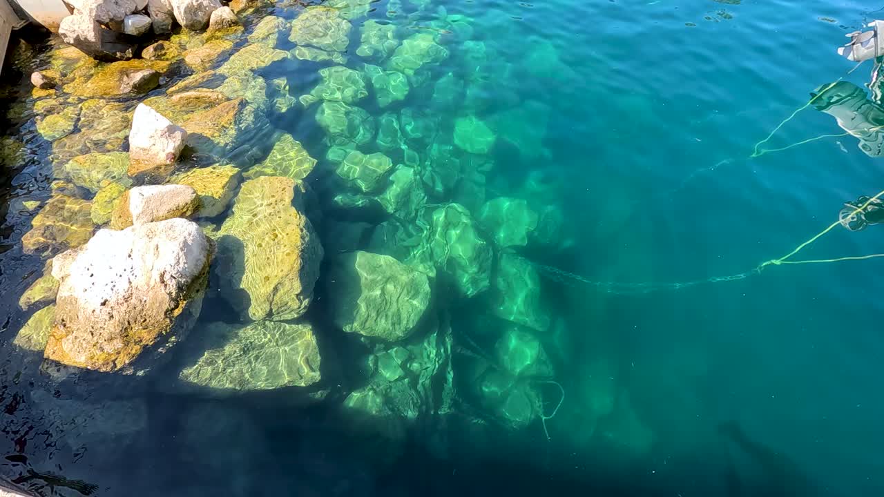 rocas sumergidas en aguas azules claras