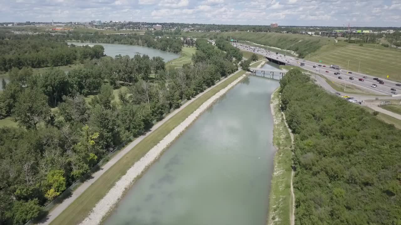 un canal de riego urbano al lado de la autopista