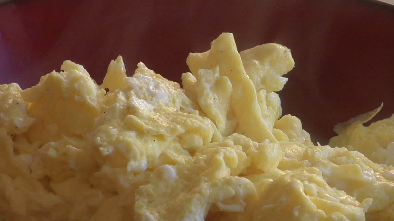 김이 나는 스크램블 에그로 천천히 이동