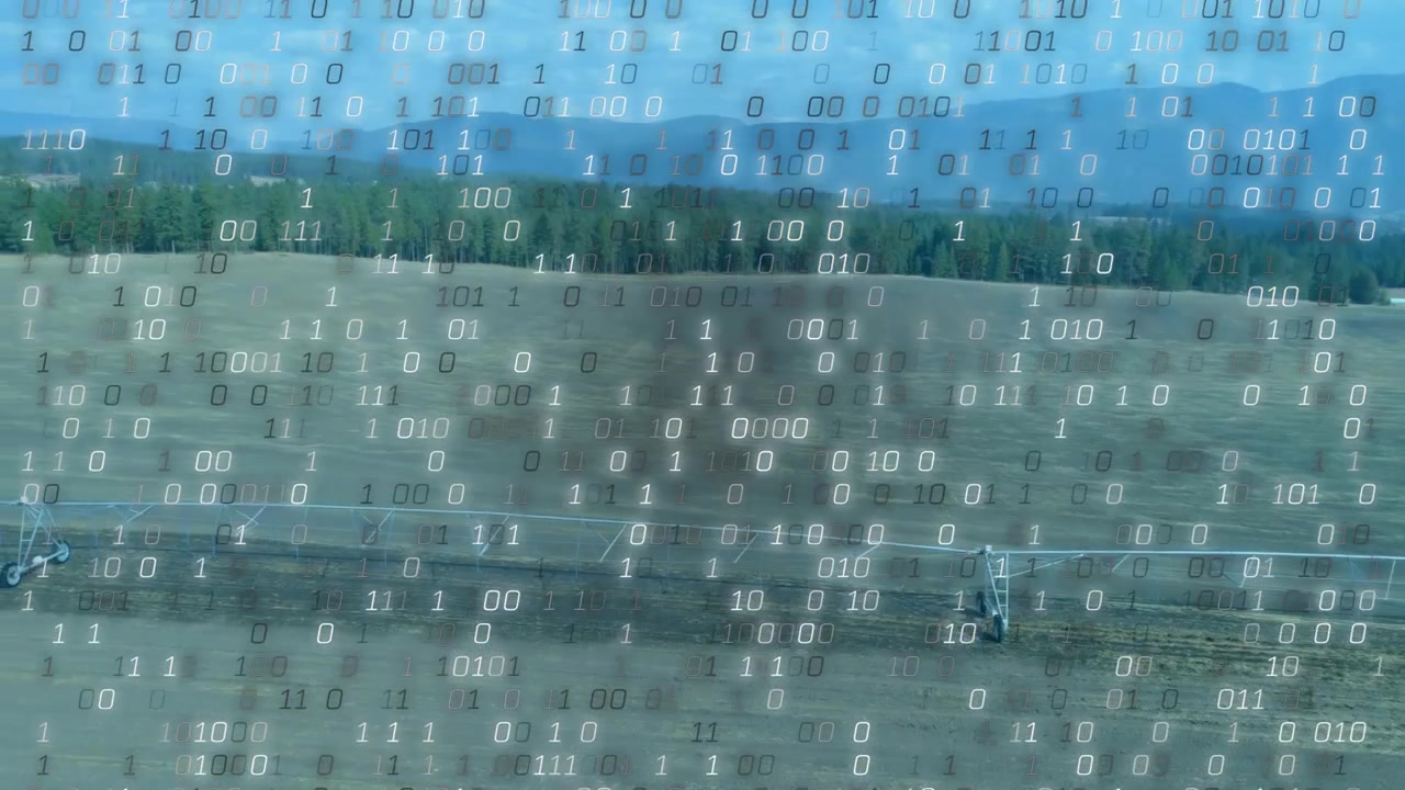 Sistema di irrigazione a pivot che avvia un movimento circolare mentre cifre binarie scorrono, visualizzando i dati.