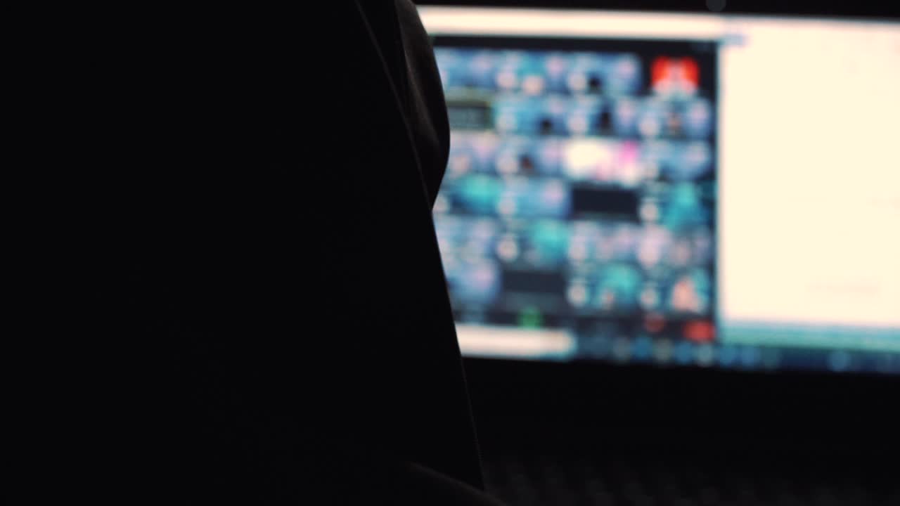 cámara lenta - toma de cerca de una mujer con velo en una reunión grupal de zoom