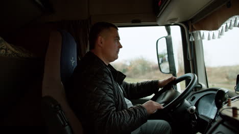 Hombre-Conduciendo-Un-Camion