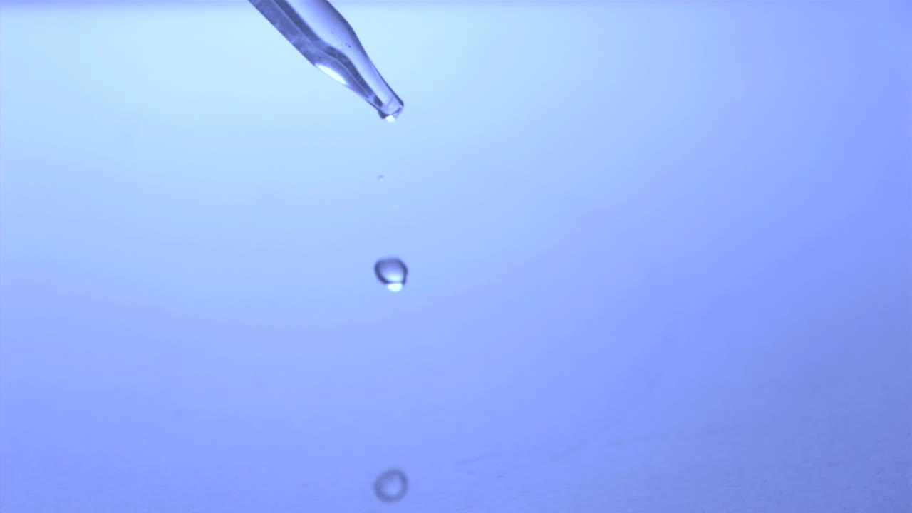 Gota caindo de uma pipeta em câmera super lenta
