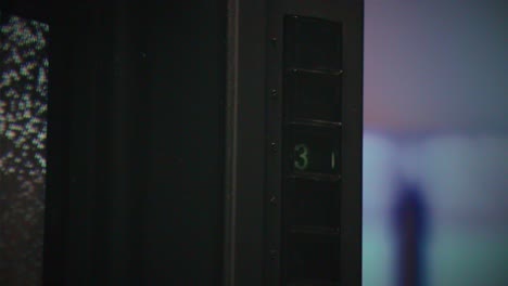 tv retro, televisión vintage en una configuración nostálgica, una tv retro muestra grano en la pantalla, dispositivo aterrador de la noche de halloween bueno para la llave de croma y la pantalla verde. imágenes de alta calidad 4k