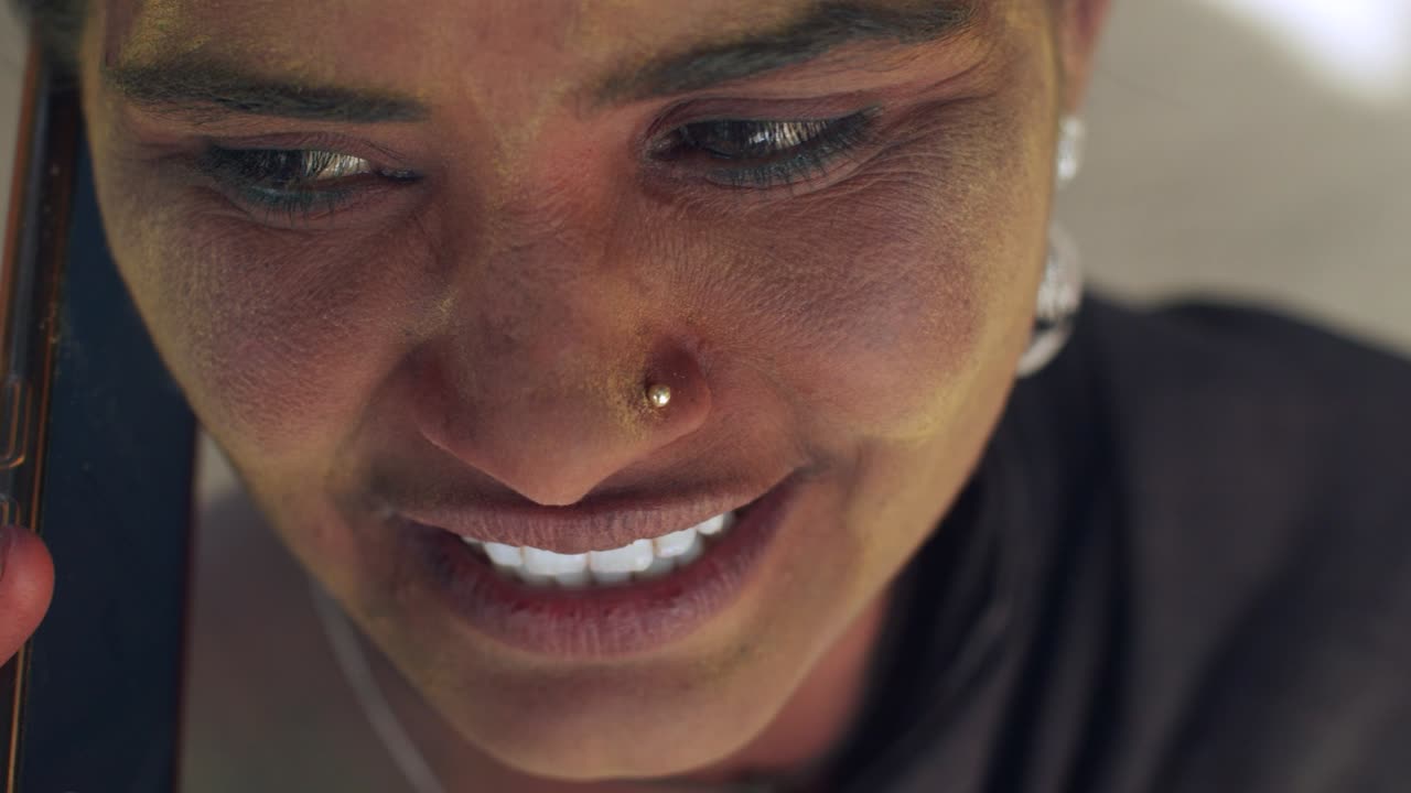 라자스탄 사람들은 인도의 색의 축제인 홀리를 축하하고 있습니다.