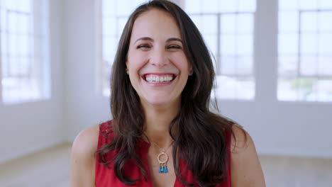 mujer, feliz y sonriente en la cara en la casa de verdad