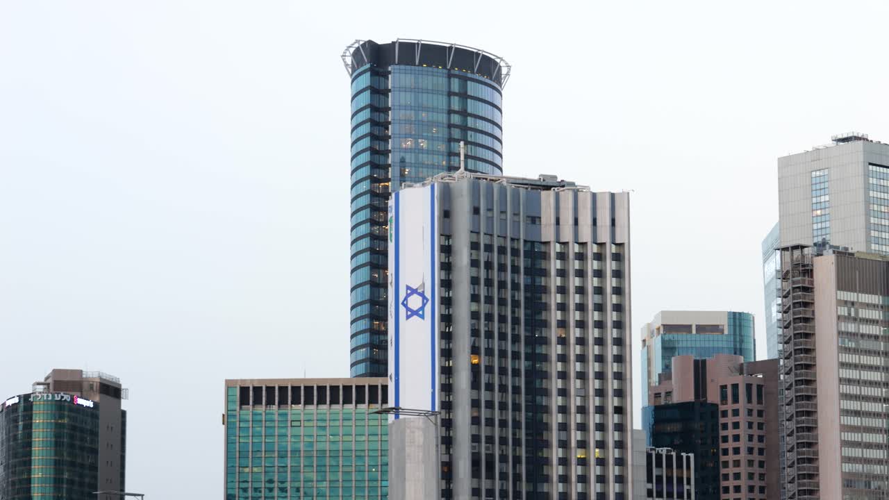 bandera de israel en un rascacielos moderno en el centro de tel aviv