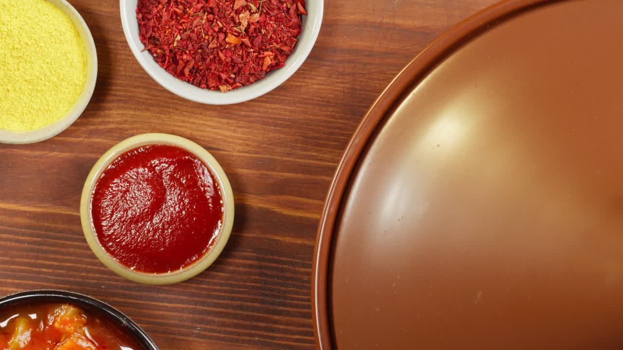 cocina marroquí vista superior. tajine, plato tradicional hecho de cordero y berenjena. cultura de oriente medio. couscous con carne de cordeño de primer plano, arroz delicioso. comida casera.