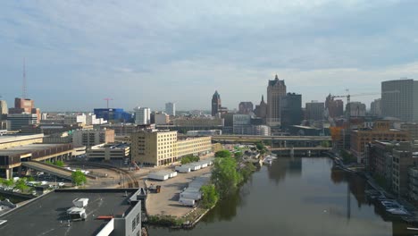 Flug-In-Richtung-Innenstadt-Von-Milwaukee-Auf-Dem-Milwaukee-River-In-Einer-Höhe-Von-200-Fuß