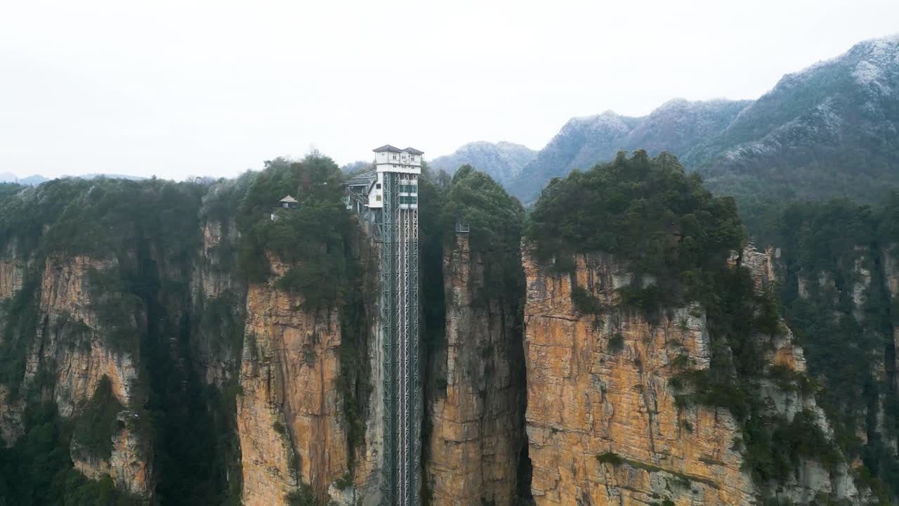 fotografía de descenso aéreo que muestra el famoso ascensor de bailing en el parque nacional de zhangjiajie, china