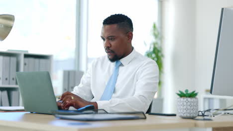 serio, portátil y búsqueda con hombre negro