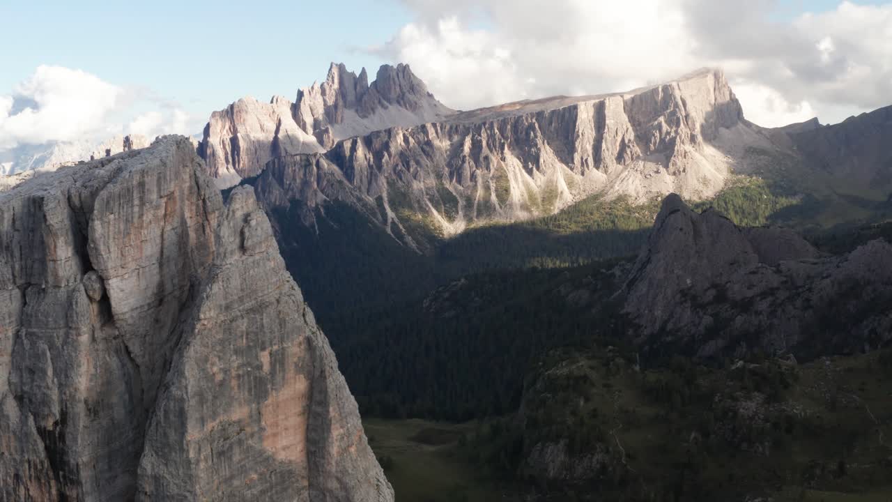 Vista aérea do pico da montanha Cinque Torri com Croda da Lago ao fundo.