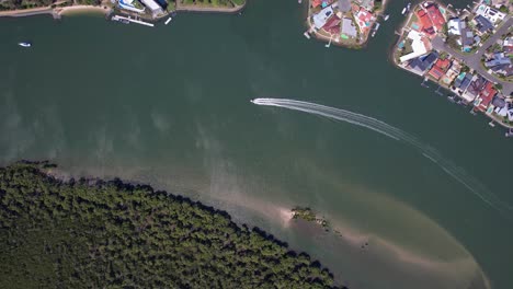 barco de crucero y dejando rastro en el río coomera en paradise point, gold coast, australia