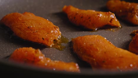 Stücke-Von-Hähnchenbrustfilets-Werden-In-Einer-Pfanne-Gebraten