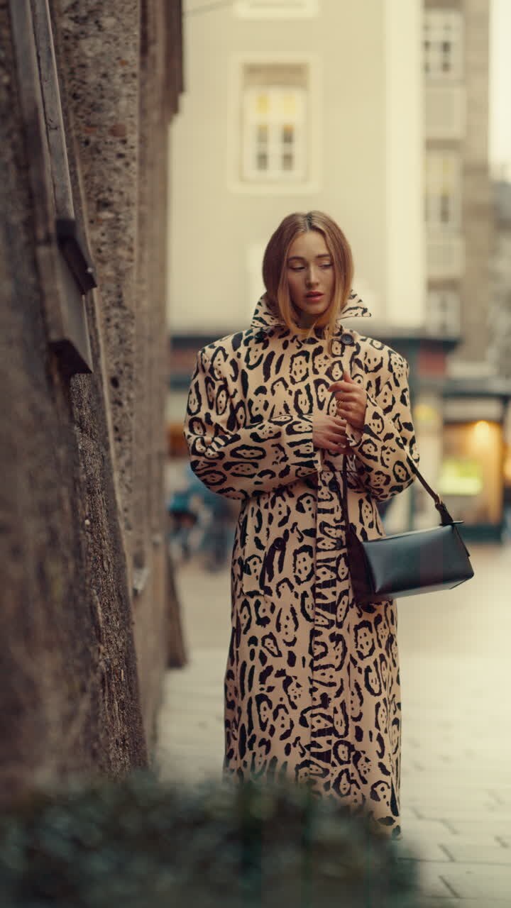 Donna in cappotto leopardato