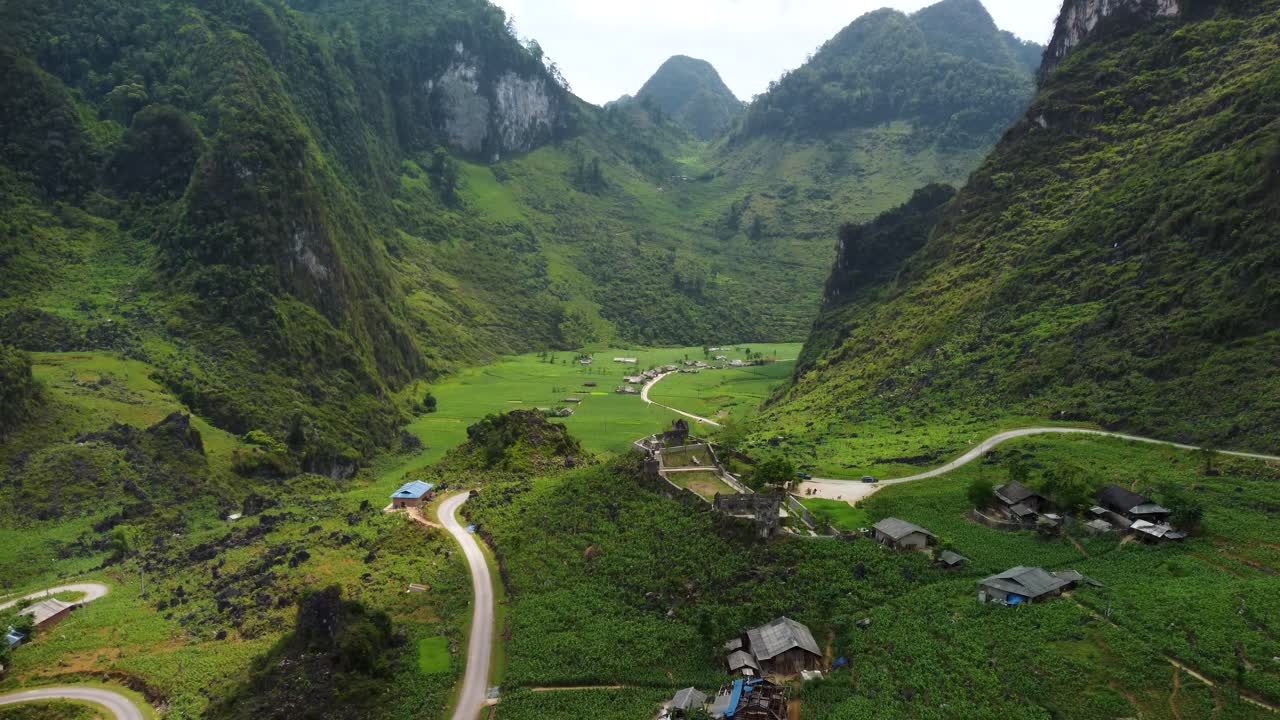 숲이 밀집한 고지대, 은 도로와 작은 정착지