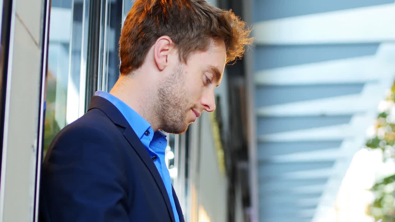 Uomo d'affari utilizzando la tavoletta digitale