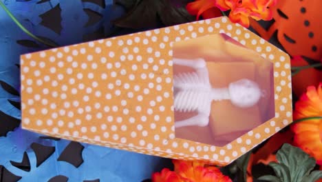 esqueleto en un ataúd de papel, día de los muertos decoración primer plano
