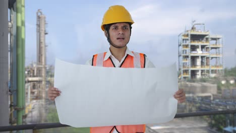 arquitecto indio confundido mirando el plano del edificio