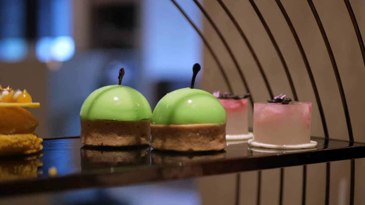 애프터눈 하이 티 세트에서 달콤한 디저트 한 조각을 잡아-1