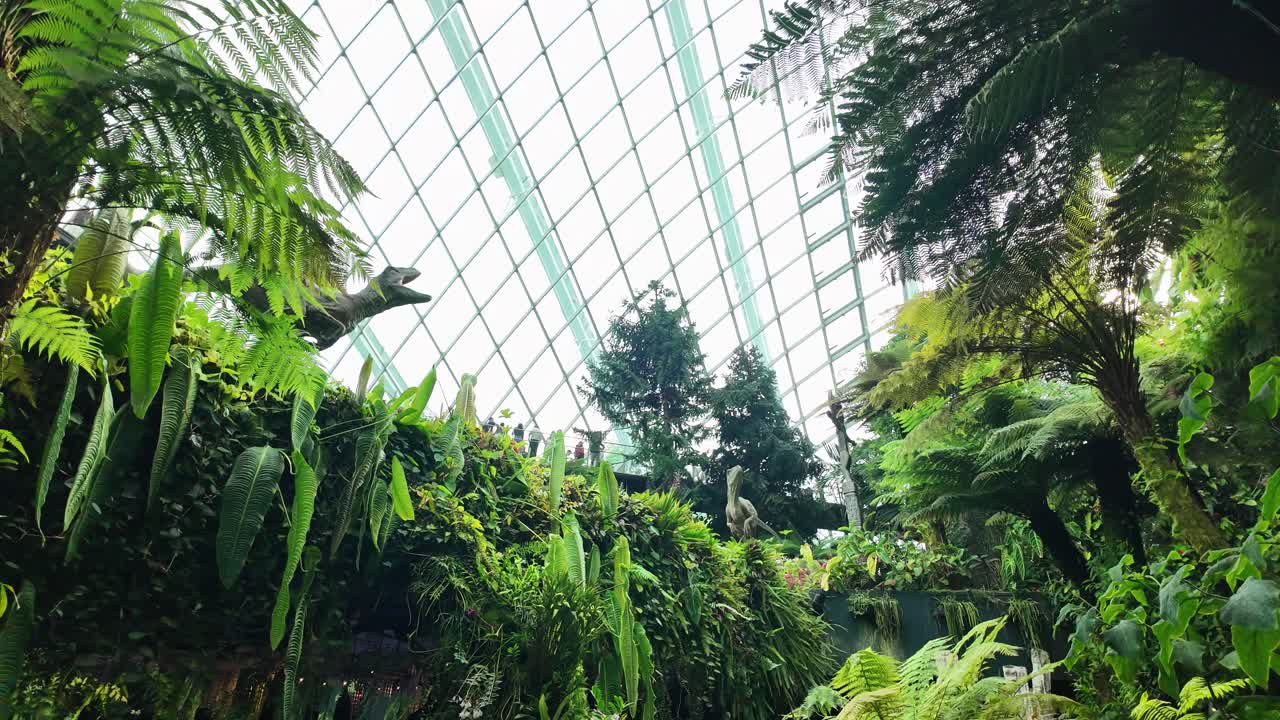 Cloud Forest no Gardens by the Bay em Singapura, evento temático Jurassic World com modelo de dinossauro.
