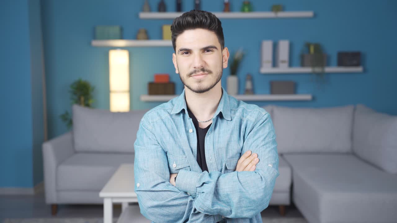 un joven confiado y exitoso.