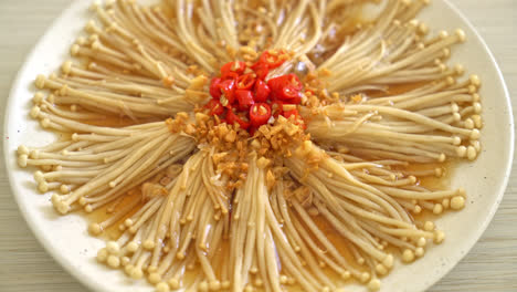 Hausgemachter-Gedämpfter-Goldener-Nadelpilz-Oder-Enokitake-Mit-Sojasauce,-Chili-Und-Knoblauch