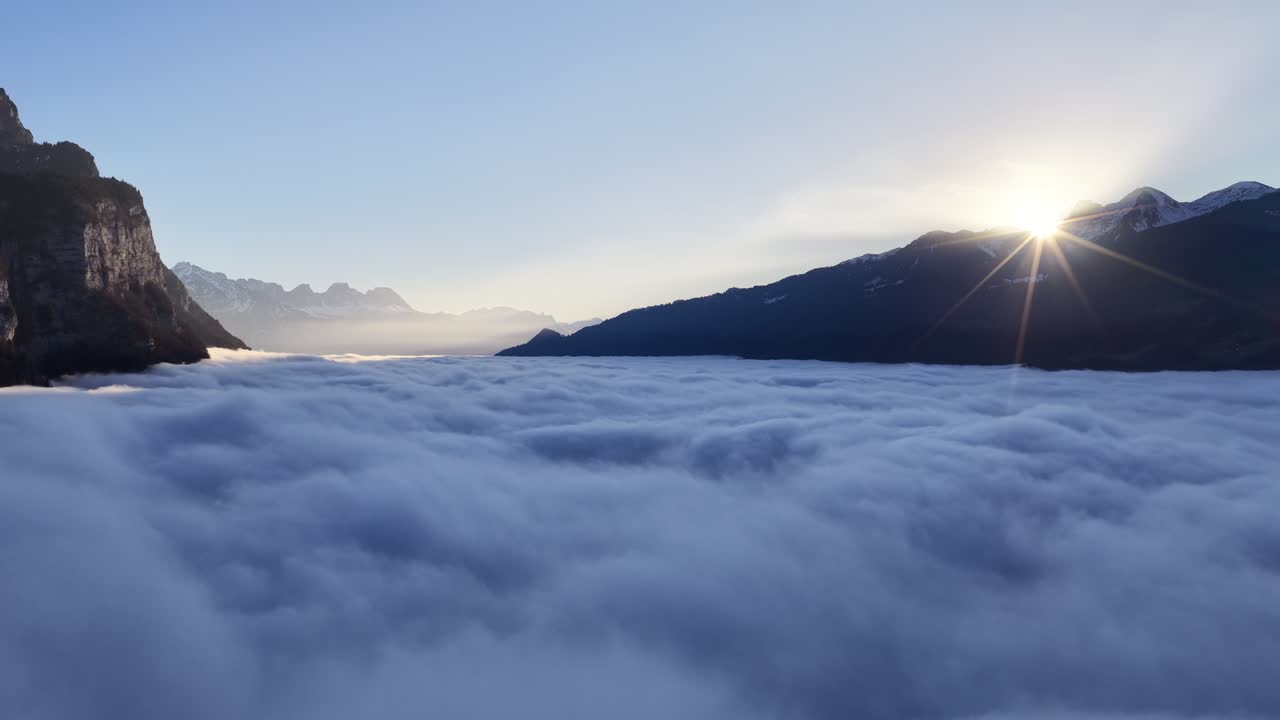 Il sole che sorge sopra un mare di nuvole, a simboleggiare speranza, chiarezza e nuovi inizi per lo storytelling aziendale, il benessere e l'ispirazione.