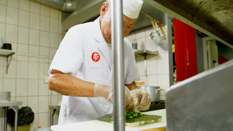 chef masculino preparando sushi en la cocina 4k
