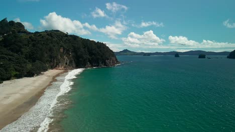 Revelación-Aérea-Cinematográfica-De-Drones-De-Cathedral-Cove,-Nueva-Zelanda