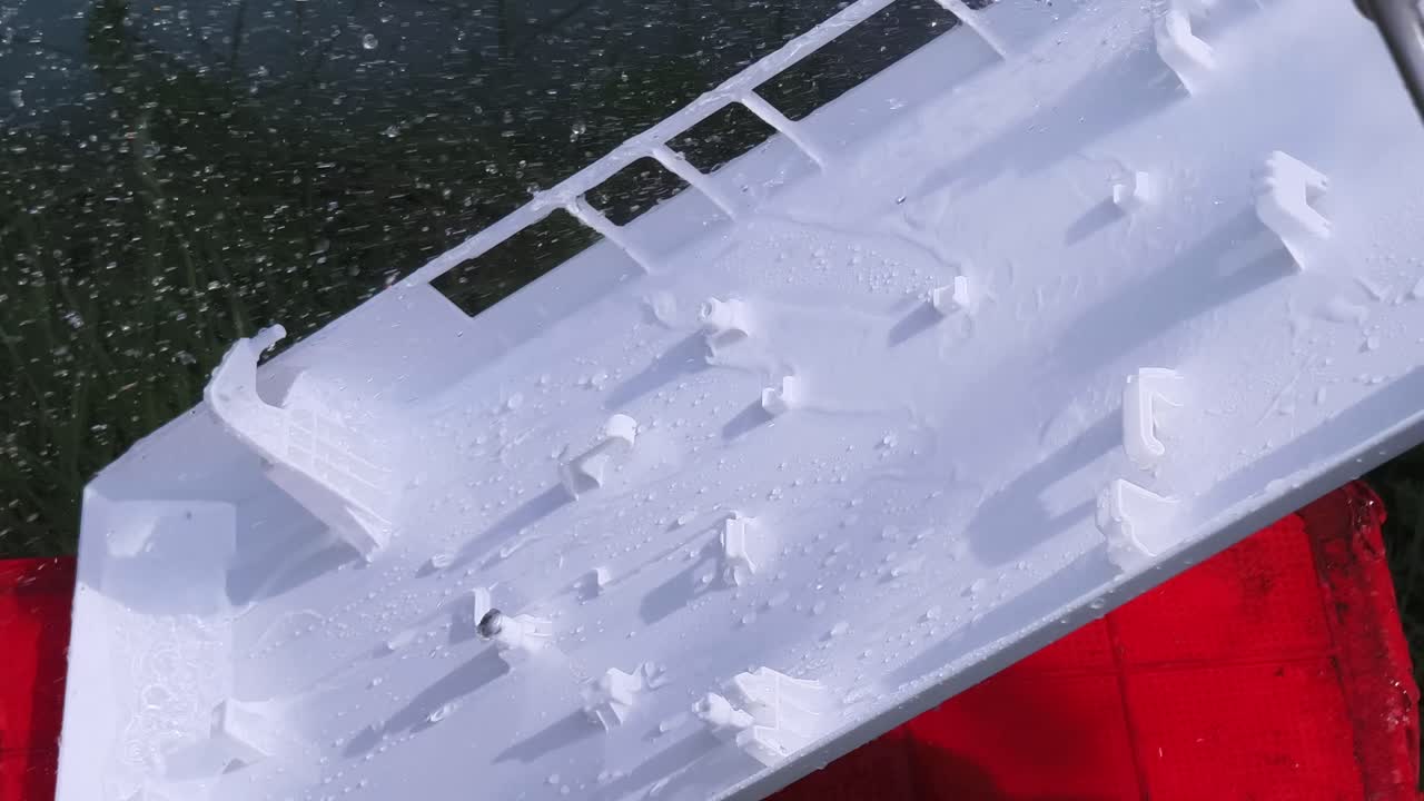 외부 전기 유을 압력 세탁기로 청소합니다.