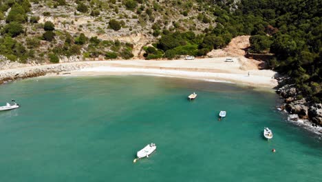 Pequeños-Botes-Anclados-En-La-Remota-Playa-De-Jerusalén-En-Erisos,-Cefalonia,-Grecia