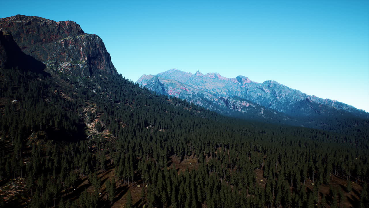 la montaña cascada y las montañas rocosas canadienses circundantes en verano