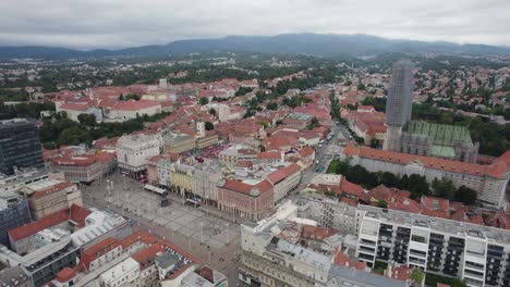 Establecimiento-De-Una-Vista-Aérea-Que-Se-Eleva-Desde-Zagreb,-El-Casco-Antiguo-Croata,-Los-Tejados-De-Tejas-Rojas-Y-El-Horizonte-Urbano