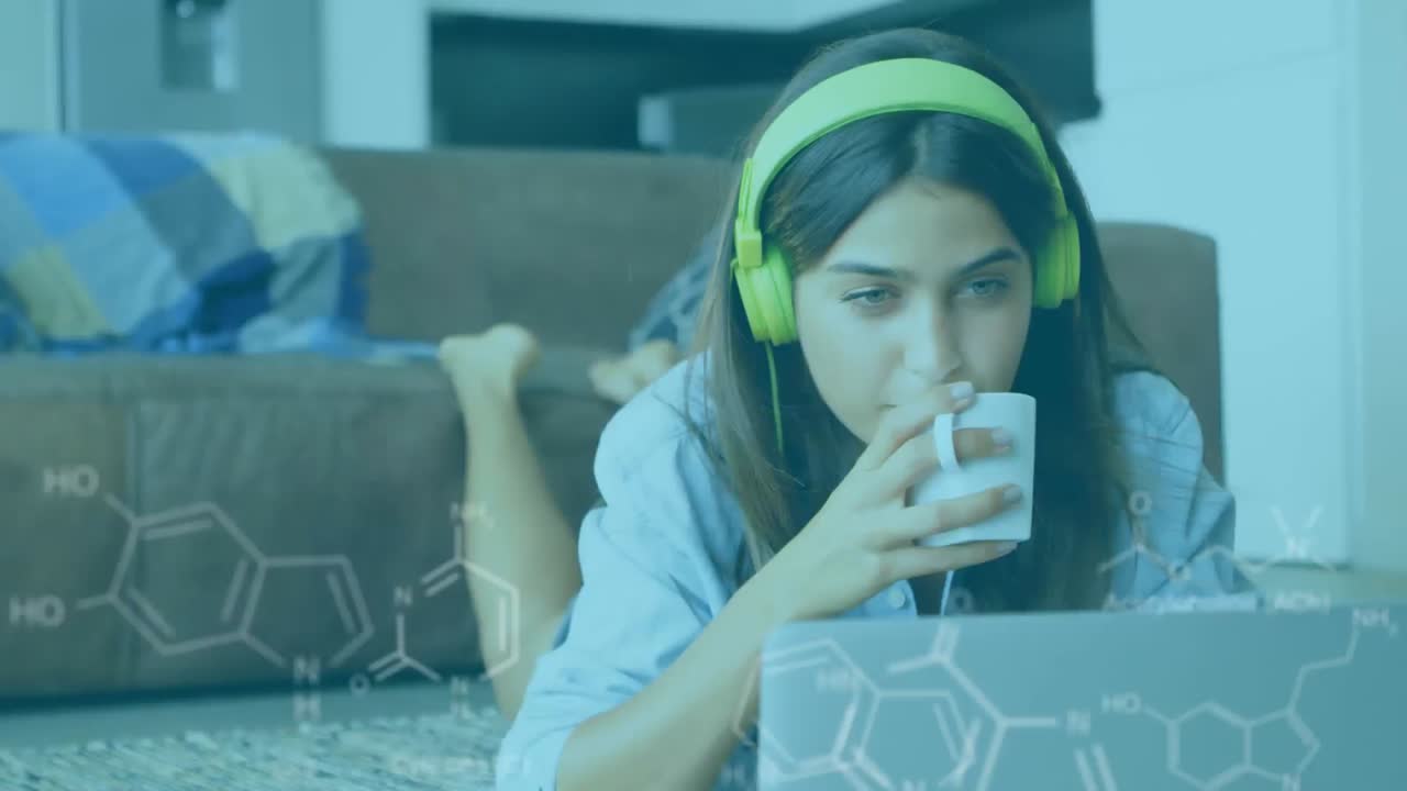 animación de una mujer de raza mixta que usa auriculares usando una computadora en casa