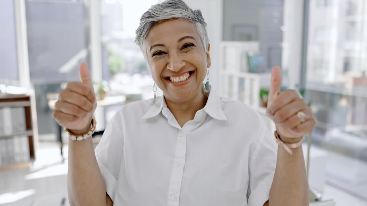 mujer de negocios, cara y pulgares hacia arriba en la oficina