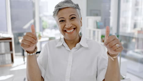 mujer de negocios, cara y pulgares hacia arriba en la oficina