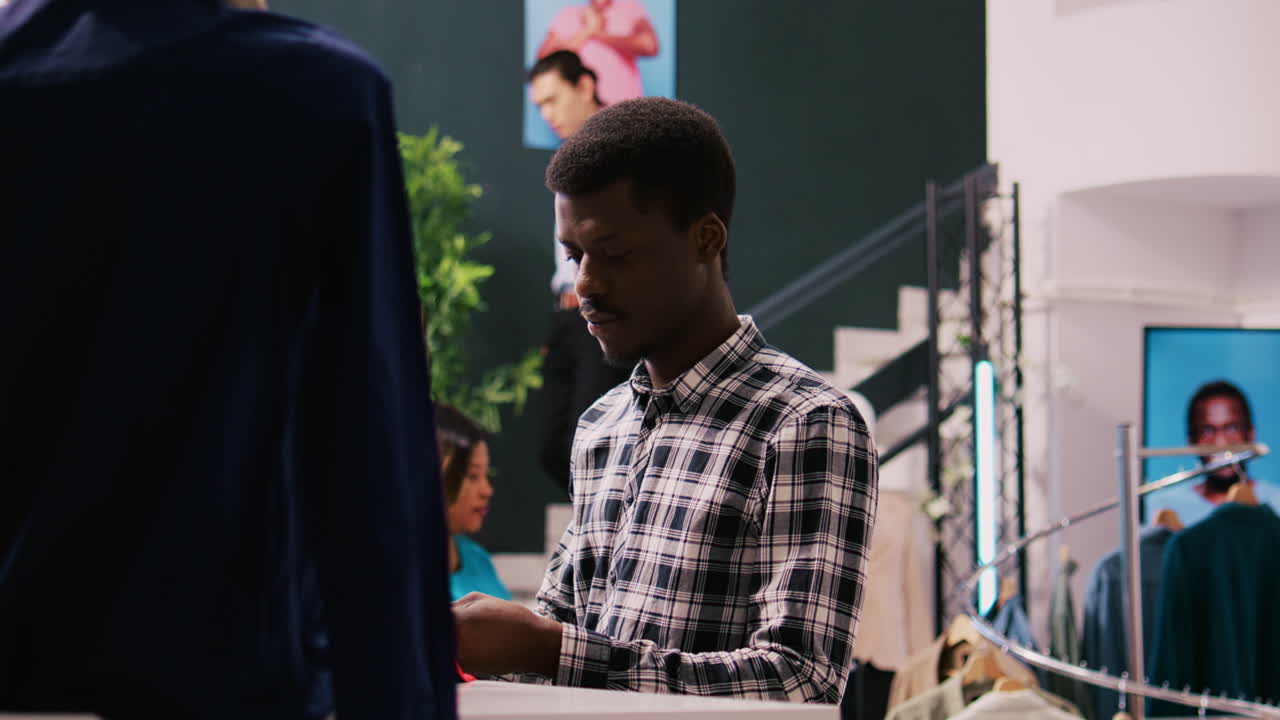 cliente sonriendo durante la sesión de compras