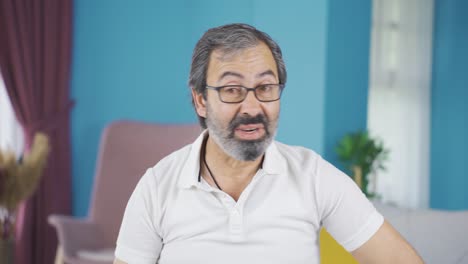 al hombre que escucha la noticia no le gusta y no la aprueba.