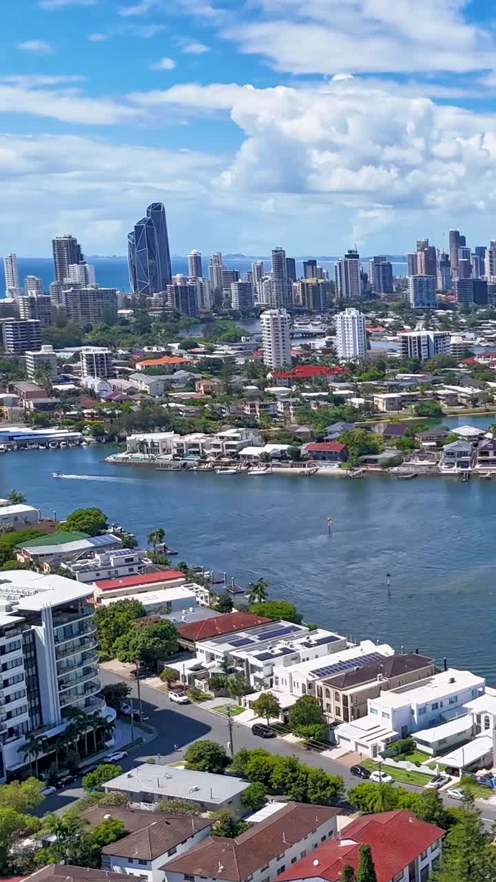 vista aérea del paisaje urbano y las vías fluviales de la costa dorada