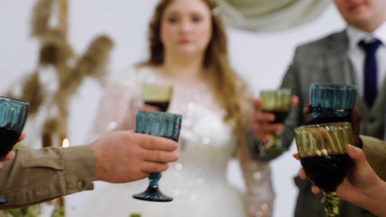 personas disfrutando del banquete