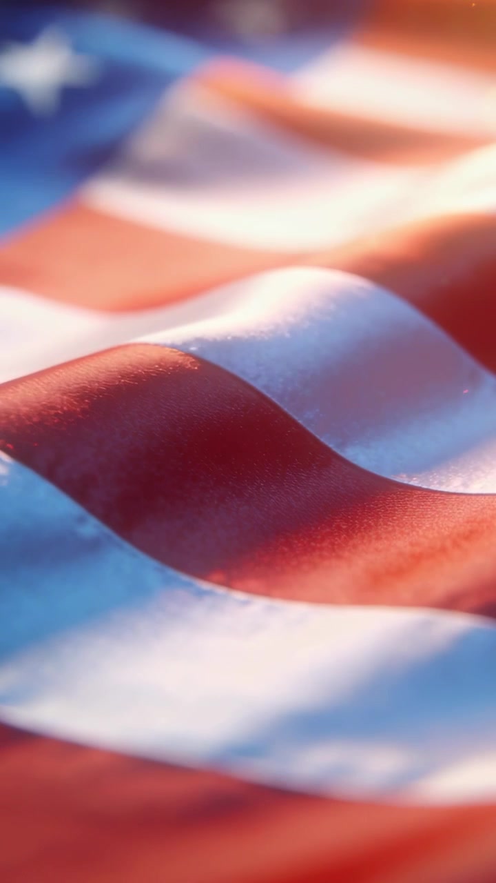 Video verticale: Bandiera americana che sventola all'aperto, mossa da una leggera brezza, rivelando la trama del tessuto.