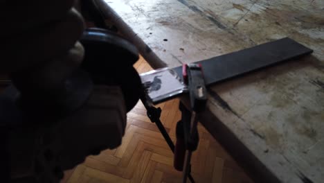 amoladora angular creando chispas mientras corta roba