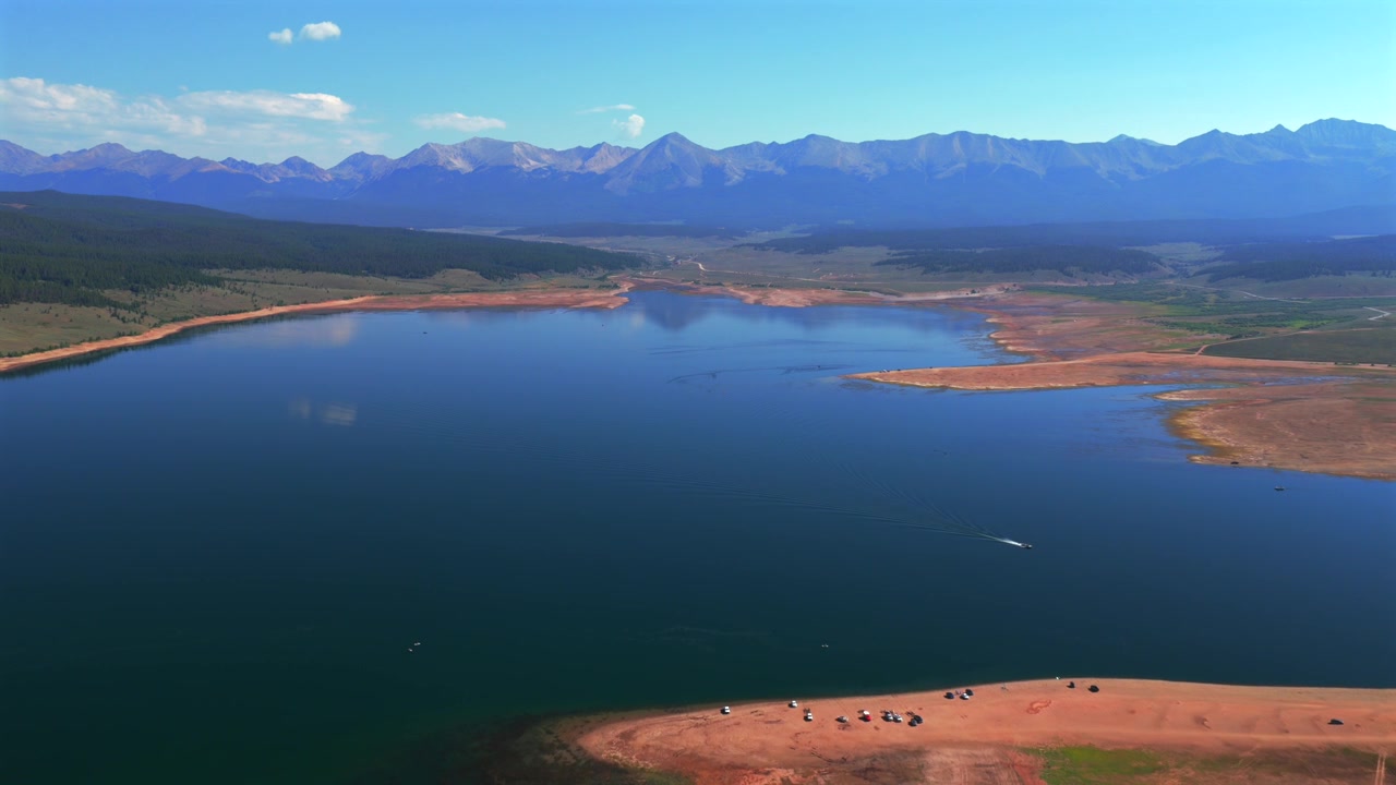 Marina del bacino idrico di Taylor Park, paesaggio, spiaggia, auto, barche, pesca, Collegiate Peaks, drone aereo, Almont, Colorado centrale, Catena del Sawatch, Montagne Rocciose, Contea di Gunnison, mattina estiva soleggiata, cielo blu, panoramica