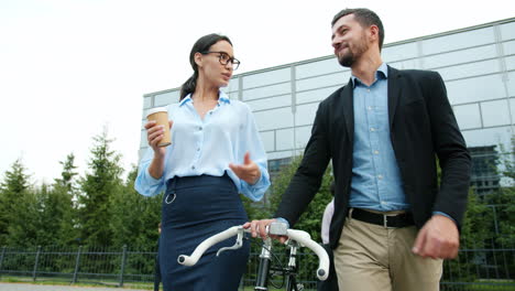 colegas de negocios caminando y hablando