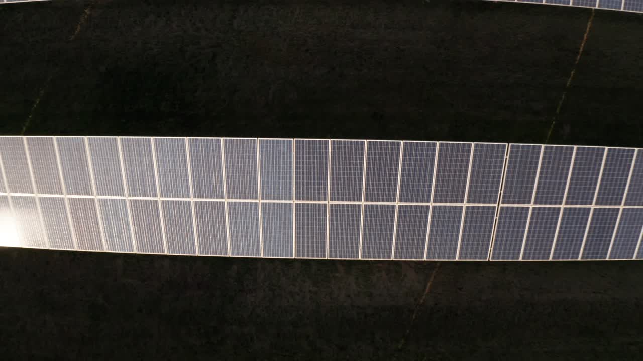 filas de paneles solares que producen energía ecológica y sostenible, vista aérea