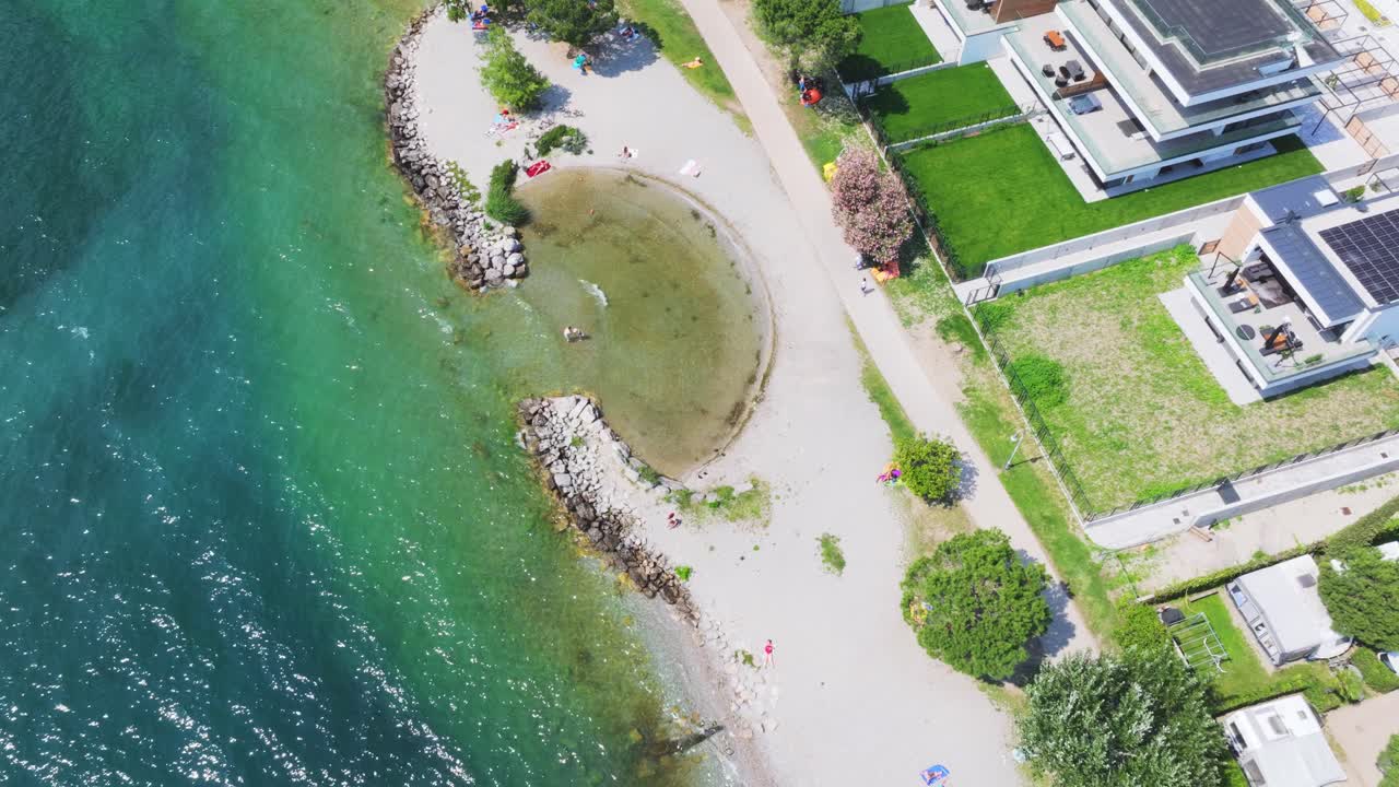 이탈리아 리바 델 가르다 (riva del garda) 에 있는 바다를 바라보는 태양광 테라스 지붕 빌라