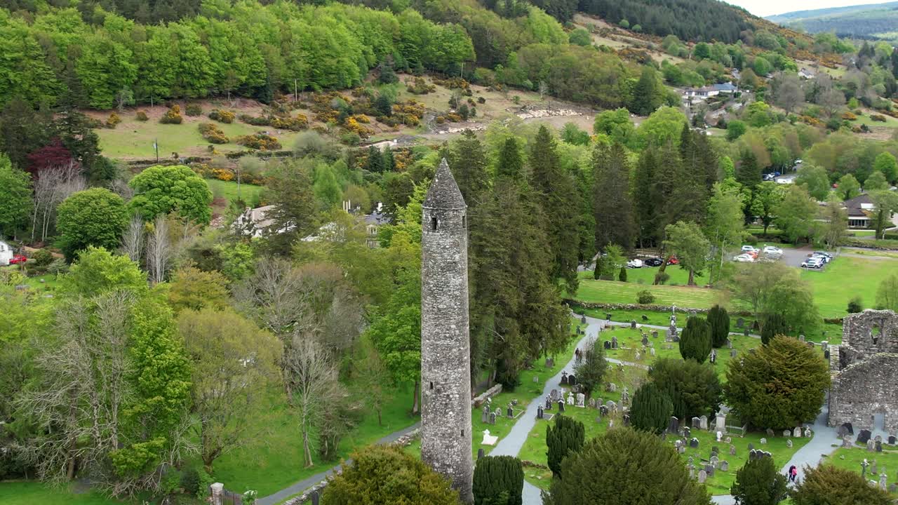 Vista aerea delle rovine dell'insediamento monastico di Glendalough con messa a fuoco sulla torre rotonda